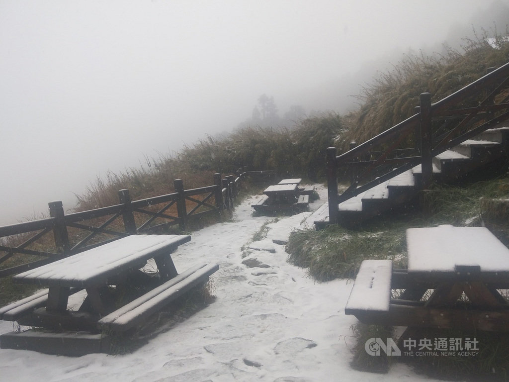 海拔逾3000公尺的雪山三六九山莊6日降下皚皚白雪,戶外桌椅被白雪覆蓋。(布農卡里布灣高山協作提供)中央社記者魯鋼駿傳真 108年12月6日