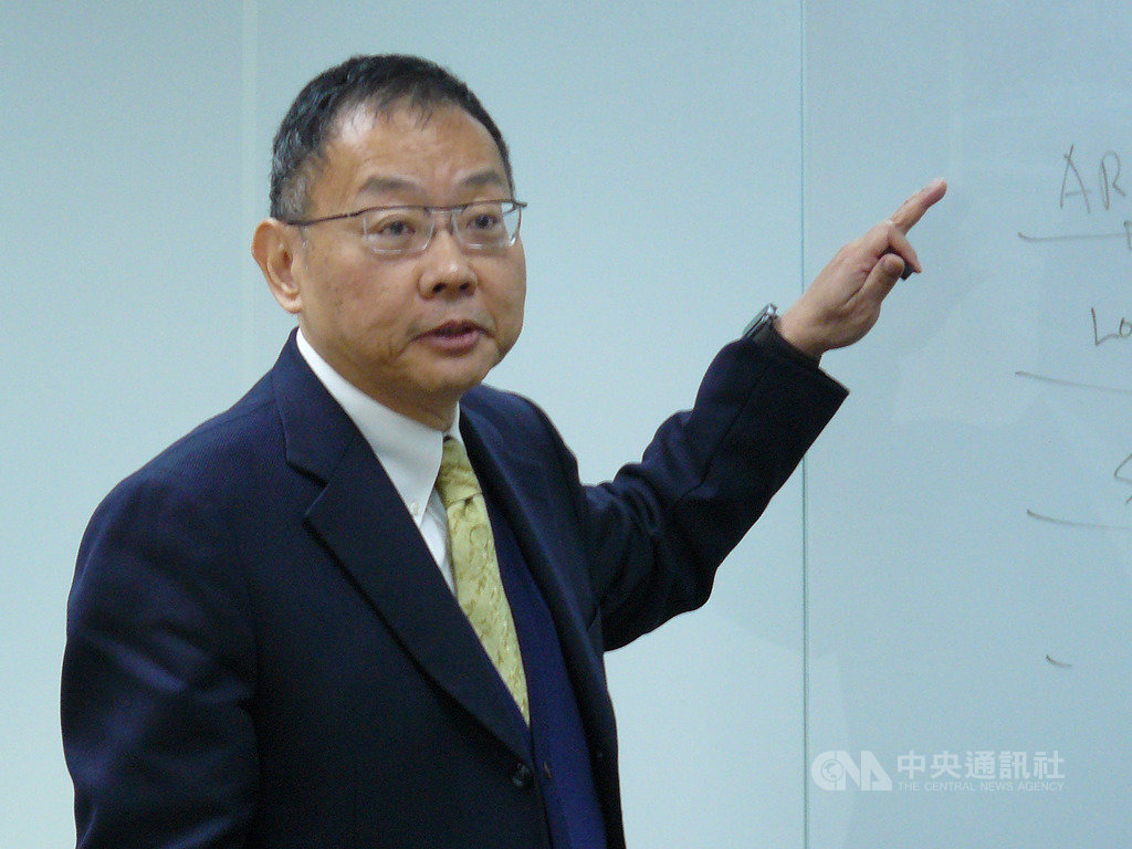 華邦電董事長焦佑鈞身兼新唐董事,6日出席新唐股東臨時會,針對新唐收購Panasonic半導體一事對外說明。中央社記者張建中攝 108年12月6日