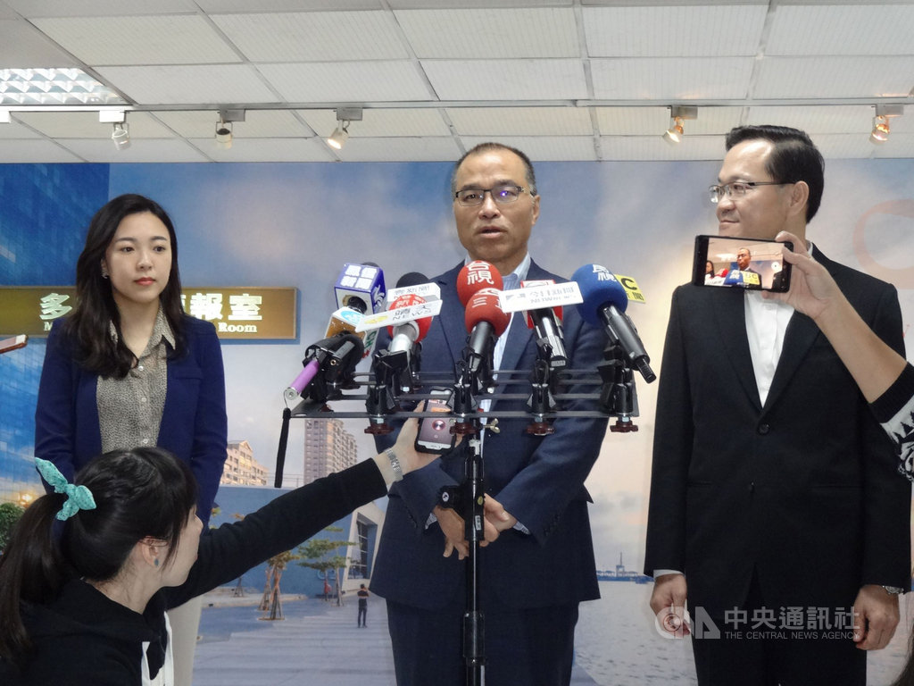 對於高雄市新聞局長王淺秋請辭,高雄市副市長葉匡時(中)、接任新聞局長的丁樂群(右)6日舉行記者會說明相關人事異動。葉匡時說,王淺秋1、2週前與他討論過,配合國民黨總統參選人韓國瑜競選需求,訂於今天請辭。中央社記者陳朝福攝 108年12月6日