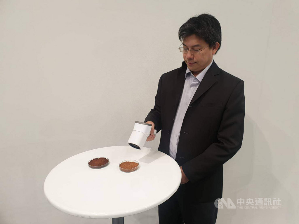 台灣師範大學光電所教授謝振傑(圖)與博士生王彥翔、李冠潔共同開發的「肉品熟度色澤之手持式遠距檢測儀」,只要把儀器對著肉品照射,不必用手摸,就能知道肉品熟成狀況;在2019香港創新科技國際發明展拿下一金、一特別獎。(中華創新發明學會提供)中央社記者陳至中台北傳真 108年12月6日