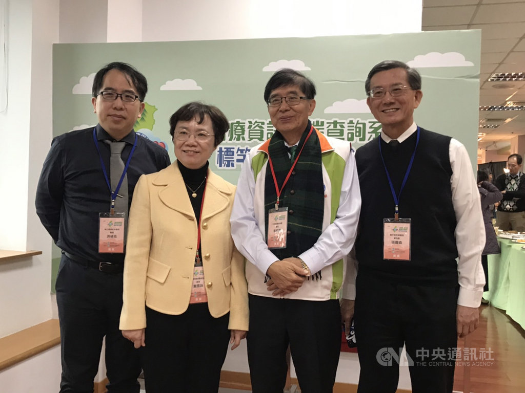 健保署長李伯璋(右2)6日宣布,和台中榮總、台大醫院合作,利用雲端用藥資料庫建置「病人藥品過敏及處方藥品交互作用主動提醒服務」,明年起將盤點1.6萬種藥品,找出不妥的藥品組合,當醫師開藥時,電腦頁面跳出警示,確保用藥安全。中央社記者張茗喧攝 108年12月6日