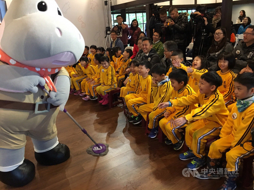 新竹市政府6日舉辦新竹市立動物園吉祥物公布記者會,吉祥物河馬「樂樂」現身與小朋友互動,場面歡樂。中央社記者魯鋼駿攝 108年12月6日