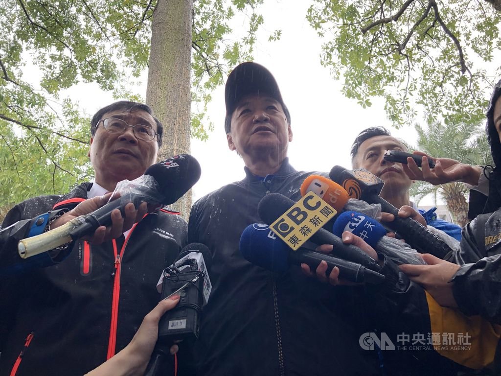 國民黨團總召曾銘宗(左)6日率多名國民黨立委,以及台北市議員到外交部抗議。中央社記者侯姿瑩攝 108年12月6日