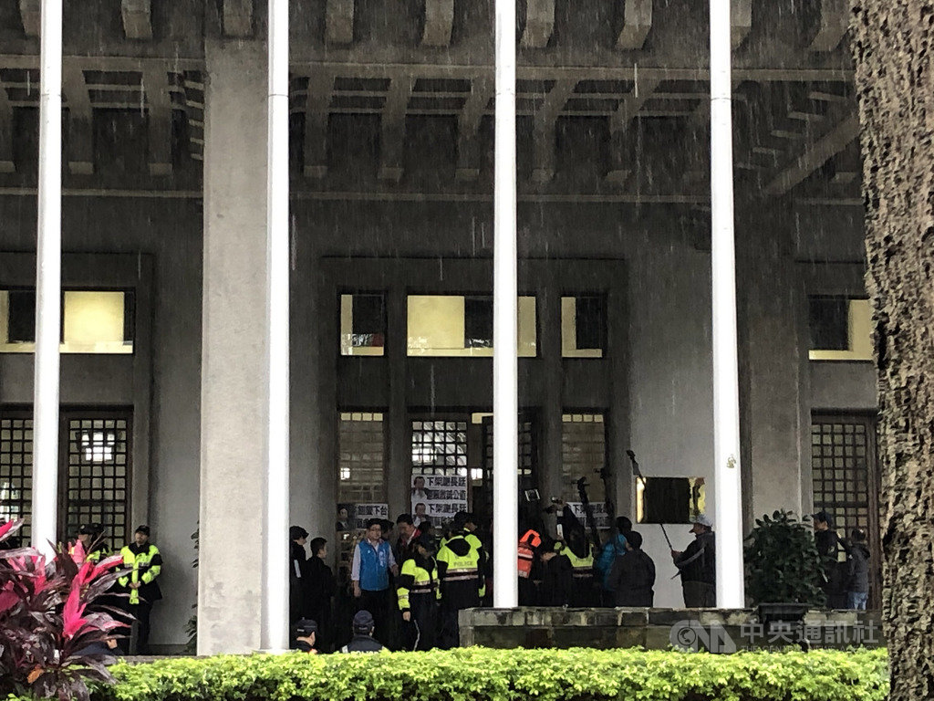 數名國民黨籍立委、台北市議員6日到外交部為楊蕙如案抗議,試圖強行進入外交部,遭到員警阻擋。中央社記者侯姿瑩攝 108年12月6日