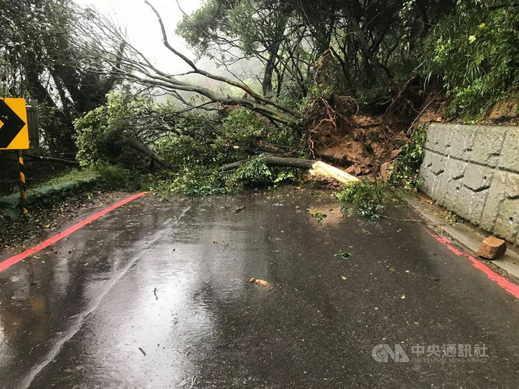台北市警方6日指出,陽金公路進入百拉卡公路約150公尺處發生土石崩塌,導致道路中斷,人車無法通行,相關單位已派員進行搶通排除,呼籲駕駛人改道。(警方提供)中央社記者劉建邦傳真 108年12月6日