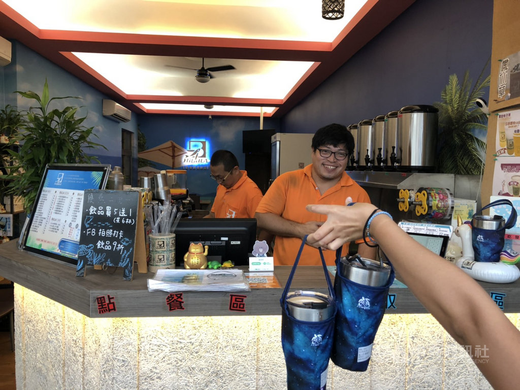 台灣咾咕嶼協會、海湧工作室、青瓢團隊等,參與環保署補助地方政府推動甲地租、乙地還的「琉行杯共享行動」,屏東小琉球當地逾7成店家響應,今年2月至8月,共享杯租借量達2萬140杯次,共使用杯子數量2800個。(台灣咾咕嶼協會提供)中央社記者楊淑閔傳真 108年12月6日