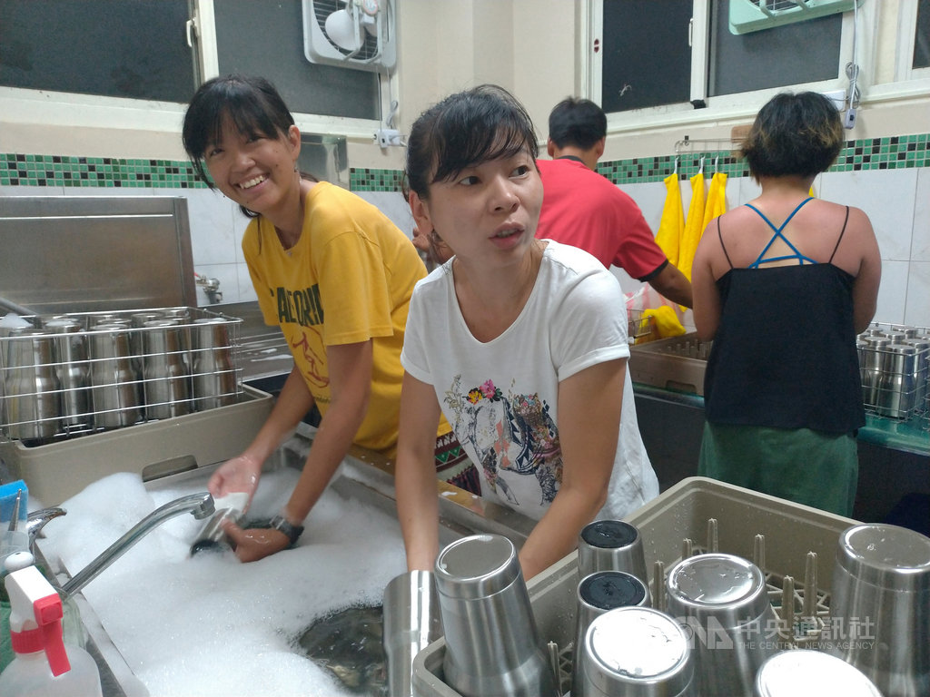 台灣咾咕嶼協會、海湧工作室、青瓢團隊等,參與環保署補助地方政府推動甲地租、乙地還的「琉行杯共享行動」,屏東小琉球當地逾7成店家響應。後台運作除一台清洗機,每天找來4到5人,用量多則6到7人,一起進行清洗作業。(台灣咾咕嶼協會提供)中央社記者楊淑閔傳真 108年12月6日