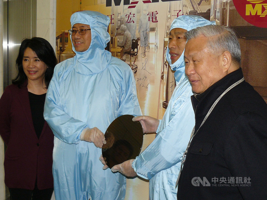 國民黨總統參選人韓國瑜(右2)與副總統參選人張善政(左2)6日參訪旺宏電子,由董事長吳敏求(右1)接待。韓國瑜與張善政兩人試穿無塵衣。中央社記者張建中攝 108年12月6日