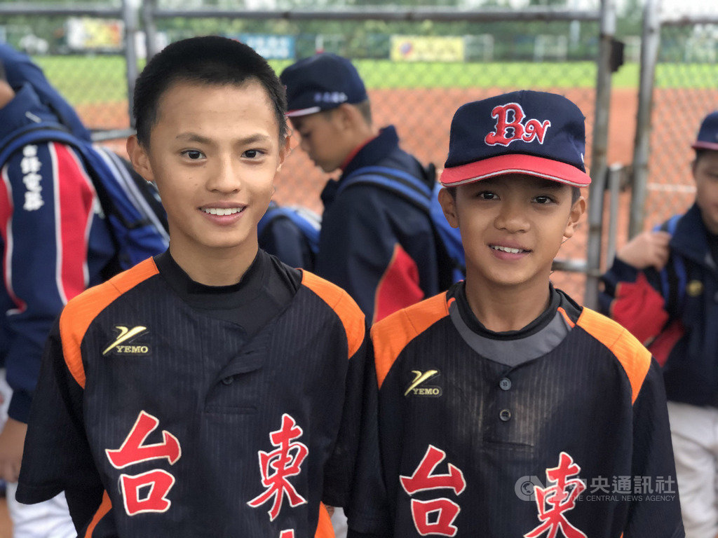 2019年第7屆花蓮台彩威力盃全國少棒賽賽程持續展開,台東縣隊6日複賽與台北市隊交手,台東二壘手余子承(左)、游擊手杜翊澤(右)連線,助隊以14比10拿勝,。中央社記者謝靜雯攝 108年12月6日