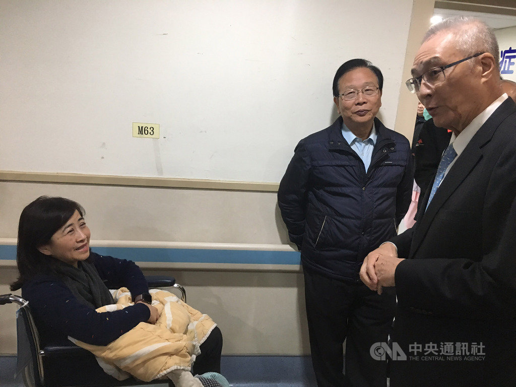 國民黨立委林奕華(左)、陳玉珍6日到外交部抗議,過程中不慎受傷,國民黨主席吳敦義(右)前往台大醫院探視受傷的國民黨立委。中央社記者劉冠廷攝 108年12月6日
