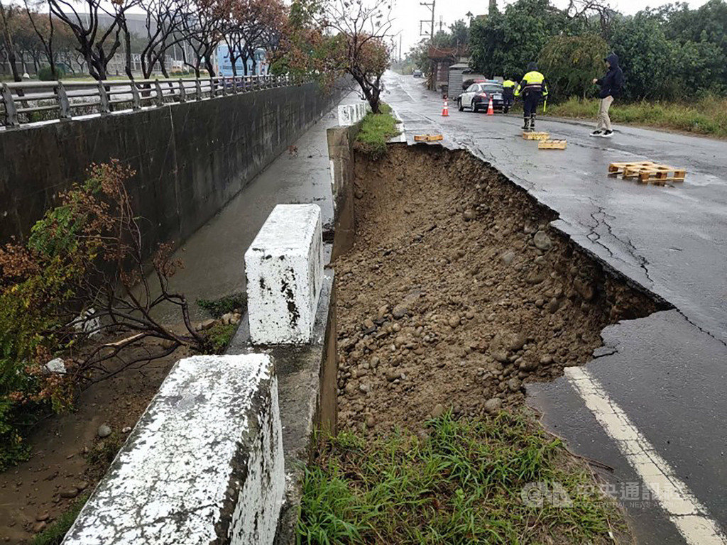 桃園市蘆竹區海港路、源福二街口疑因連日降雨導致地基被侵蝕,6日傳出路面坍塌,出現一處長約20公尺,寬約2公尺的凹陷,目前周邊已拉起封鎖線,提醒用路人留意。(桃園蘆竹警方提供)中央社記者邱俊欽桃園傳真 108年12月6日