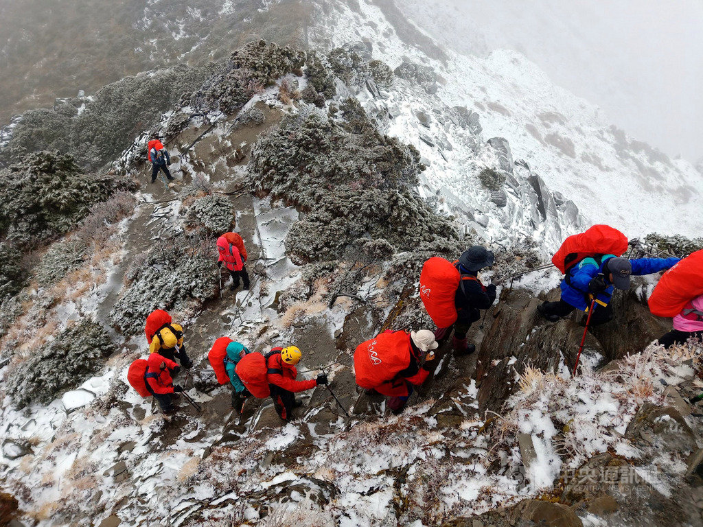 南湖大山6日上午降下入冬第一場雪,讓山友相當驚喜,但因持續飄雪,基於安全考量,山友選擇暫時下撤到山屋。(林心聖提供)中央社記者盧太城台東傳真 108年12月6日