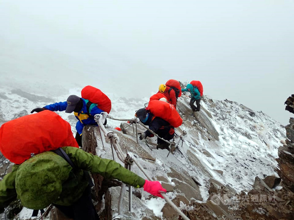 南湖大山6日上午降下入冬第一場雪,山頭雪白一片,讓山友直呼驚喜。(林心聖提供)中央社記者盧太城台東傳真 108年12月6日