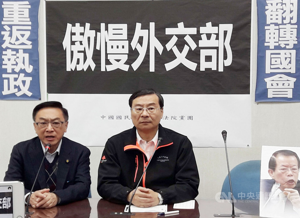 「卡神」楊蕙如被控涉嫌在網上侮辱外交部大阪辦事處遭起訴,多位國民黨立委與台北市議員6日到外交部抗議,「要替蘇啟誠申冤」,但被擋在門外,推擠中有立委受傷。國民黨立法院黨團總召曾銘宗(中)和首席副書記長陳宜民(左)回到立法院召開記者會,指責外交部無理、蠻橫。中央社記者范正祥攝 108年12月6日
