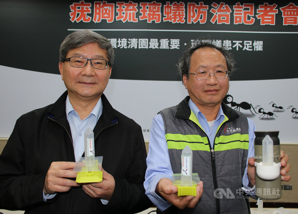 農委會副主委黃金城(右)、環保署副署長沈志修(左)6日在記者會中表示,為協助民眾防治疣胸琉璃蟻,將採購餌劑與餌站提供受害區域的鄉鎮公所,由公所指導民眾使用,並委託專家設置防治技術示範區,推廣正確防治技術。中央社記者蕭博陽南投縣攝 108年12月6日