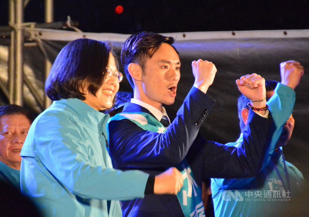 總統蔡英文(前左)6日晚間到新北助選,呼籲支持年輕世代的立委參選人蔡沐霖(前中),蔡沐霖則表示,要特別感謝蔡總統,蔡總統是永和最大咖的市民。中央社記者黃旭昇新北市攝 108年12月6日