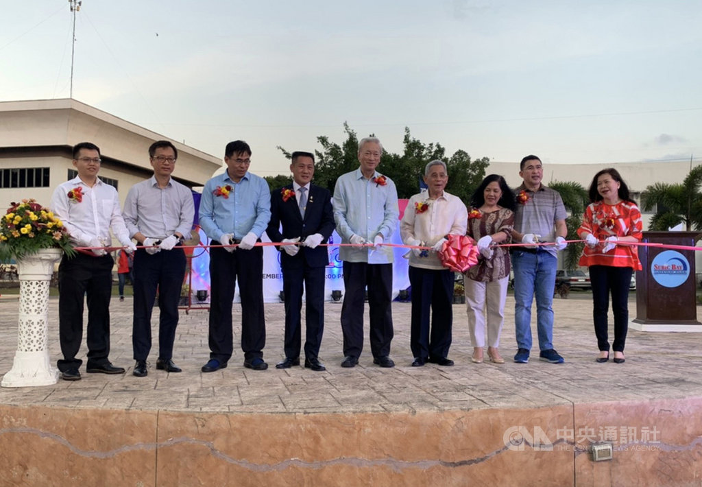 前總統李登輝以南向政策吸引台商赴菲律賓蘇比克灣投資,至今25年。蘇比克灣台商6日到8日舉辦台灣美食節,駐菲代表徐佩勇(右4)、蘇比克灣台商會長劉銘鈞(左3)等人為美食節剪綵。(駐菲代表處提供)中央社記者陳妍君蘇比克灣傳真 108年12月6日