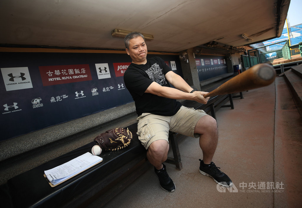 棒球球評潘忠韋近期被檢查出罹患急性白血球病,接下來要進行化療,他透過社群媒體表示,會努力放寬心,積極面對病情、接受治療。圖為潘忠韋108年3月12日接受中央社雙週刊文化+專題訪問。中央社記者張新偉攝 108年12月6日