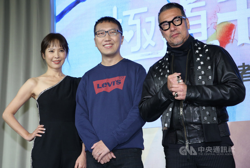 Netflix華語原創自製影集「極道千金」6日在台北晶華酒店舉行記者會,導演吳子雲(中)會中與演員黃仲崑(右)、天心(左)合影。中央社記者鄭傑文攝 108年12月6日