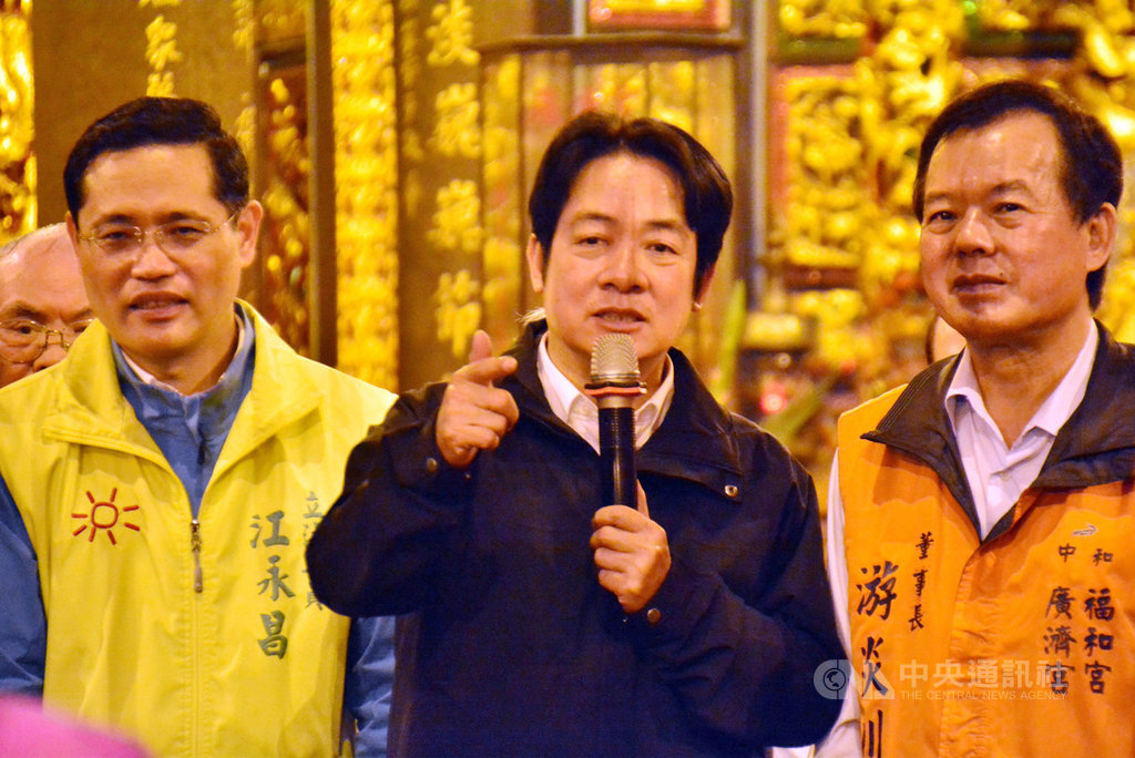 民進黨副總統參選人賴清德(中)6日到新北市中和區為黨籍立委參選人江永昌(左)助選,呼籲鄉親全力支持,一定要讓國會過半。中央社記者黃旭昇新北市攝 108年12月6日