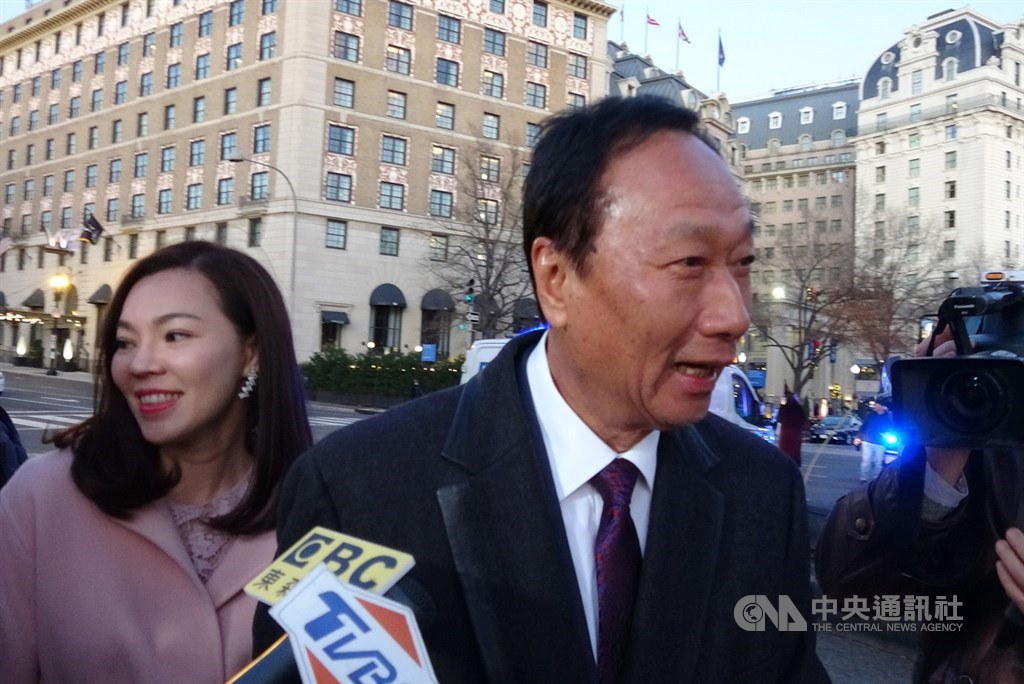 鴻海集團創辦人郭台銘(右)在美東時間5日晚間與妻子曾馨瑩(左)出席白宮耶誕派對。中央社記者江今葉華盛頓攝 108年12月6日