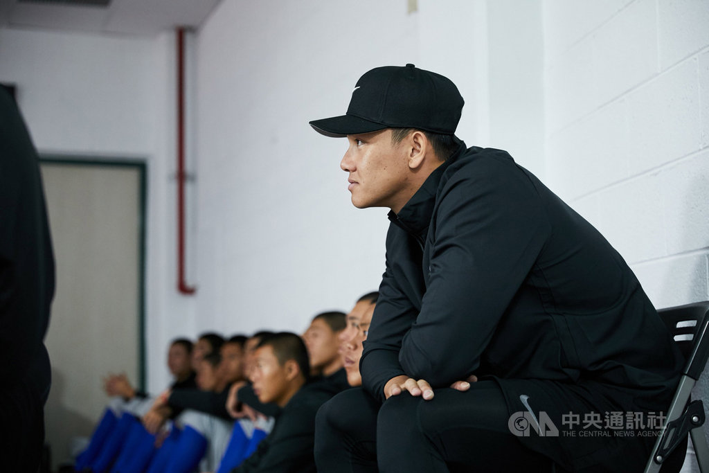 2019年NIKE青棒菁英訓練營課程6日進入最後一天,擔任教練團師資之一的江少慶(前)表示,現在的高中選手平均素質很好。對於目前的動向,他則說,有持續接觸球季外的訓練。(NIKE提供)中央社記者楊啟芳傳真 108年12月6日