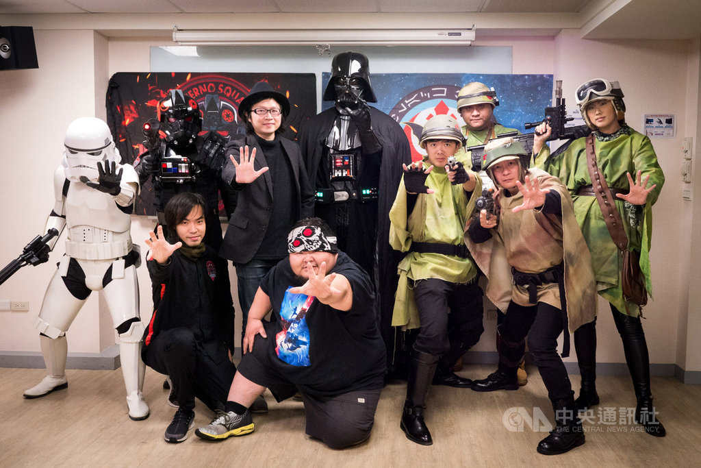 電影「星際大戰」正傳系列第9部曲「STAR WARS:天行者的崛起」將在台上映,星戰迷「馬可多」蔡榮洲(前左2)等人號召星戰粉絲共同打造微電影「星火灰燼」,並邀請廣告導演胡嘉倫(後左3)執導,6日下午在台北發表。中央社記者洪健倫攝 108年12月6日