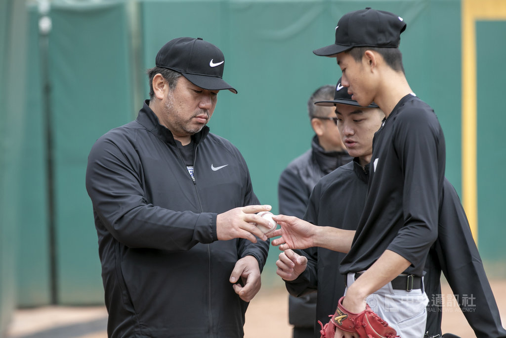 2019年NIKE台灣青棒菁英訓練營6日進入最後一天,前大聯盟名將野茂英雄(左)連續7年來台灣指導,他相當看好三民高中的張弘稜,認為張弘稜的進步幅度非常大。(NIKE提供)中央社記者楊啟芳傳真 108年12月6日