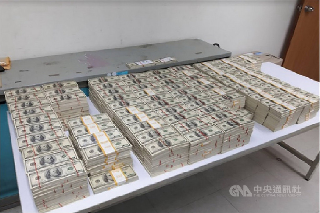 新北地檢署6日表示,檢察官指揮刑事警察局等單位偵破近年最大宗偽造百元美鈔案,歷經6個月追查,待時機成熟,於5日收網,查扣偽造美金現鈔1104萬餘元(約新台幣3億3000餘萬元)。(檢方提供)中央社記者黃旭昇新北市傳真 108年12月6日