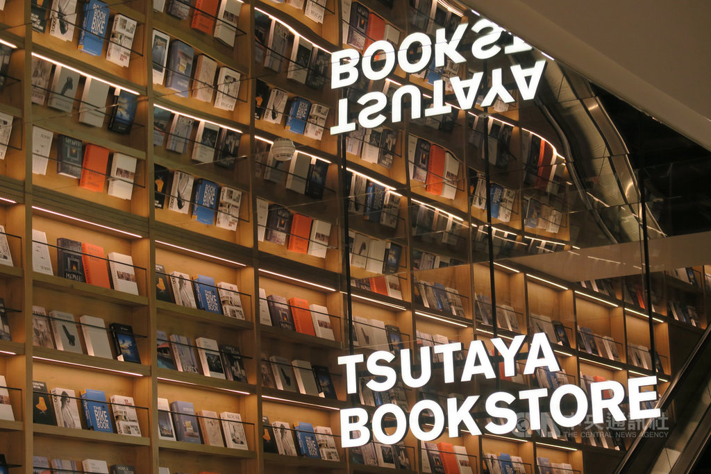 全球最美20家書店之一的日本「蔦屋書店」(TSUTAYA BOOSKTORE)6日在南港開出全台最大店,社長中西一雄表示,希望有機會在台灣開出獨立單一店面。中央社記者陳政偉攝 108年12月6日