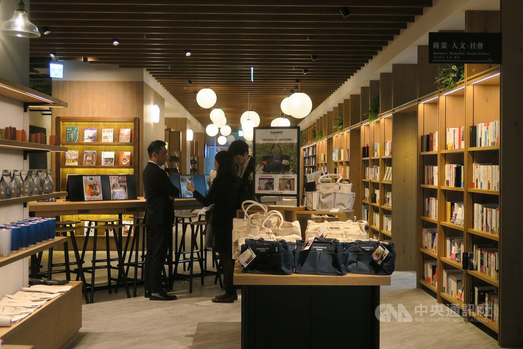 日本「蔦屋書店」6日正式在台開出最大店,社長中西一雄表示,複合經營只是營運一種的形式,面對未來,數位化與OMO(Online-Merge-Offline,線上線下的全面整合)將會是書店需要強化的部分。中央社記者陳政偉攝 108年12月6日