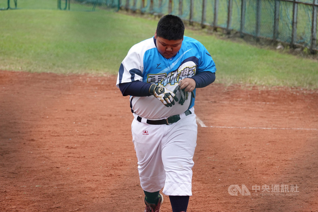 2019年第7屆花蓮台彩威力盃全國少棒賽持續開打,雲林縣隊陣中重量級球員吳東亮體重114公斤,本屆比賽角色定位為代打,場上、場下都展現認真積極態度。中央社記者謝靜雯攝 108年12月6日