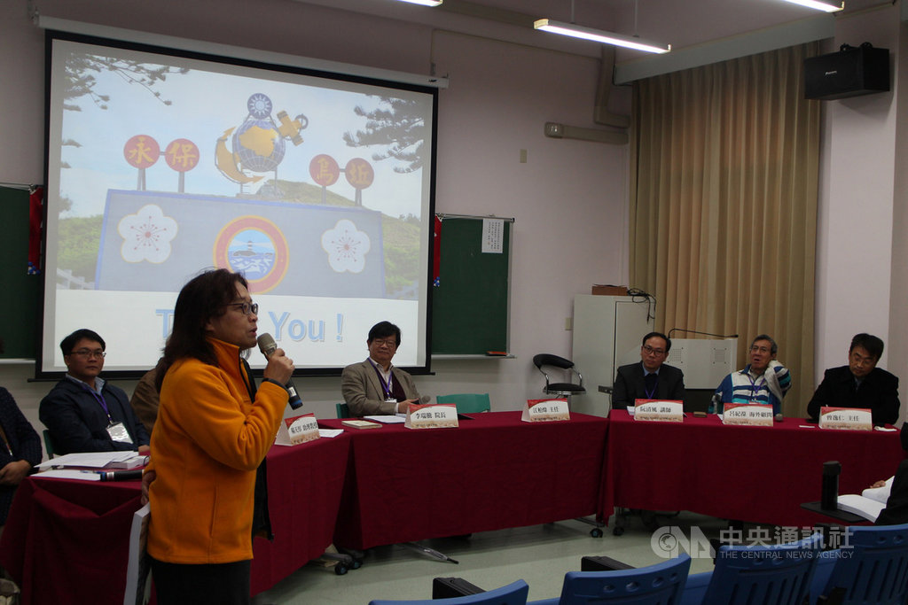 國立金門大學建築系系主任曾逸仁(右)6日在閩南文化國際學術研討會中探討烏坵歷史環境,與會的烏坵文史工作者高丹華(立者)感謝學者為烏坵發聲。中央社記者黃慧敏攝 108年12月6日