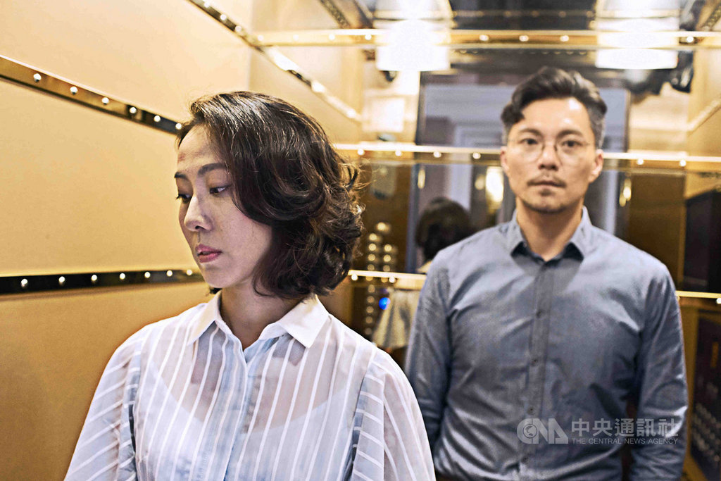演員張詩盈(左)在電影「我的靈魂是愛做的」中,飾演一名嫁給隱藏性向的男同志、一心求子的人妻,張詩盈並以此片榮獲金馬最佳女配角。(海鵬影業提供)中央社記者洪健倫傳真 108年12月6日