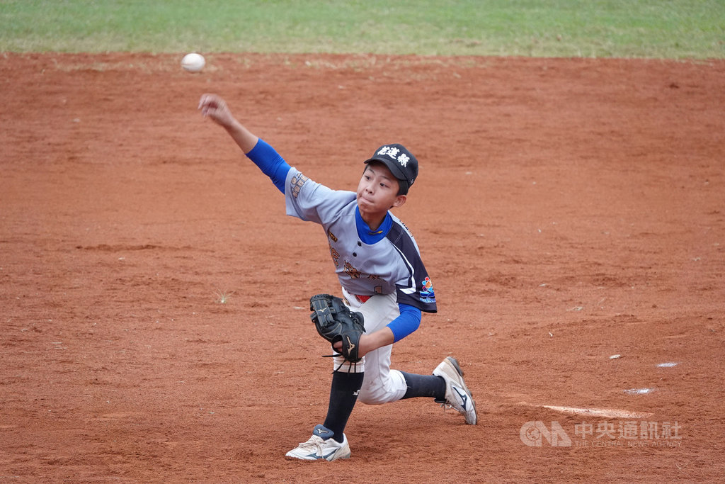 2019年第7屆花蓮台彩威力盃全國少棒賽持續進行中,地主花蓮藍隊6日複賽派出許子彥先發,率隊以18比2擊敗雲林縣,晉級8強。中央社記者謝靜雯攝 108年12月6日