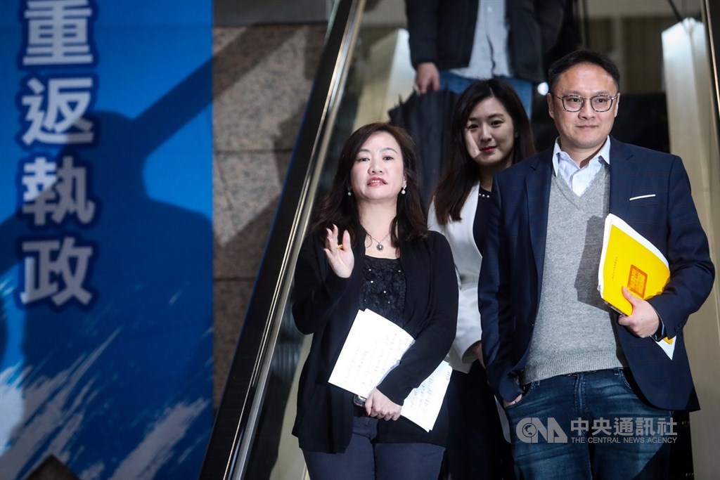 高雄市政府新聞局長王淺秋(左)請辭獲准,6日起正式接任國民黨總統參選人韓國瑜競選辦公室總發言人職務。中央社記者吳家昇攝 108年12月6日