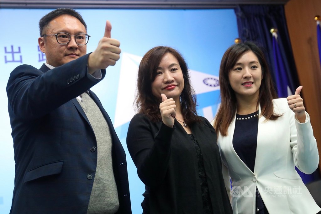 高雄市政府新聞局長王淺秋(中)請辭獲准,6日起正式接任國民黨總統參選人韓國瑜競選辦公室總發言人職務;韓國瑜競選辦公室顧問鄭照新(左),也接下團隊發言人職務。右為韓國瑜競選總部發言人何庭歡。中央社記者吳家昇攝 108年12月6日