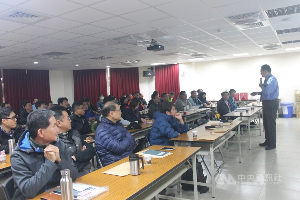 科技緝毒及查賄之運用及操作研討會5日在金門縣警察局勤務大樓2樓舉行,邀請台灣高等檢察署檢察官王捷拓(右)和科技專家跨海傳授轄區司法警察人員科技辦案技巧,強化選舉查察及緝毒能量。(金門地檢署提供)中央社記者黃慧敏傳真 108年12月6日