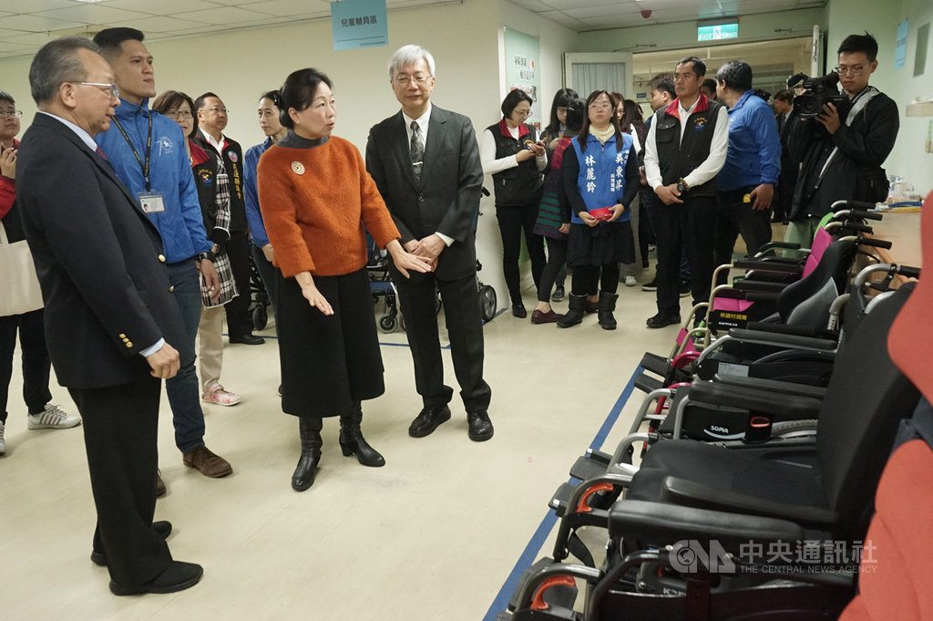 花蓮門諾醫院受花蓮縣政府委託成立輔具資源中心及3處服務據點,花蓮縣長徐榛蔚(前排左3)6日參訪輔具資源中心。中央社記者張祈攝 108年12月6日