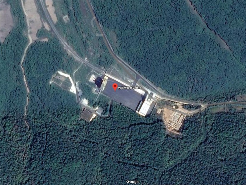 據專家分析新的衛星照片,北韓的西海衛星發射基地(紅標處)有新活動,可能正準備重啟為衛星發射器和洲際彈道飛彈提供動力的發動機測試工作。(圖取自Google地圖網頁google.com.tw/maps)