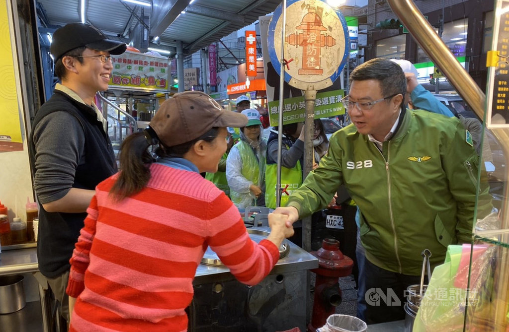 民進黨主席卓榮泰(右)6日傍晚陪同黨籍立委參選人鄭寶清到桃園市同安黃昏市場掃街拜票,爭取選民支持,卓榮泰談到,「保住現任的國會議員席次」是民進黨現今最重要的目標。中央社記者邱俊欽桃園攝 108年12月6日