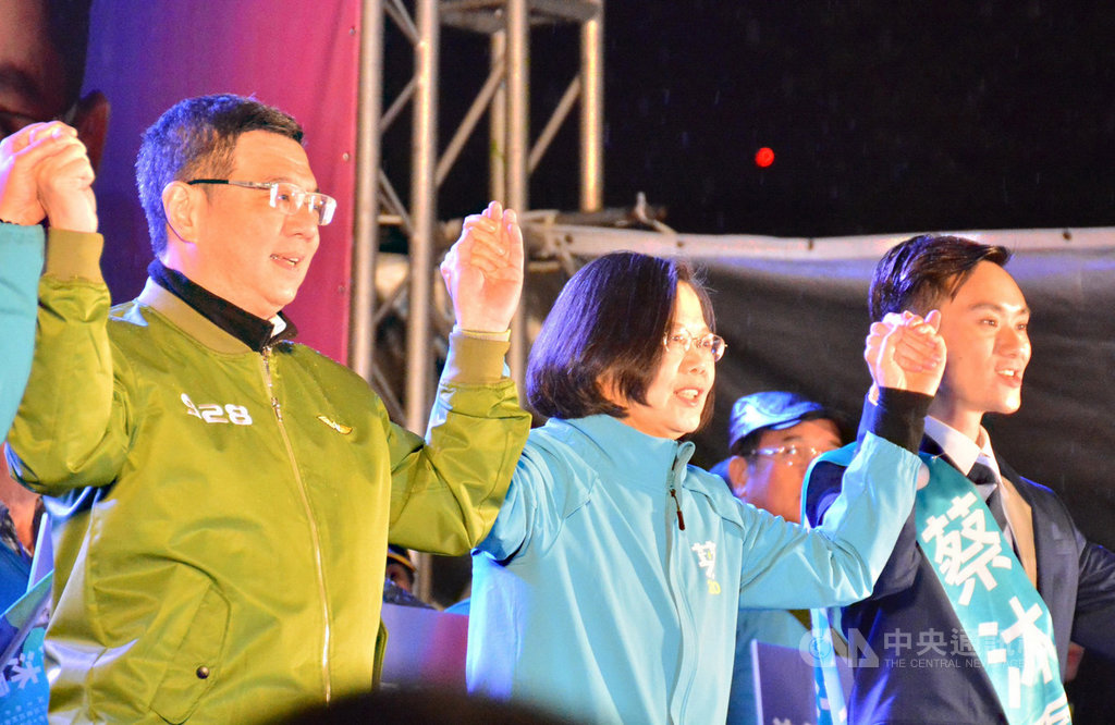 總統蔡英文(中)、民進黨主席卓榮泰(左)6日為黨籍新北市立委參選人蔡沐霖(右)站台助選,並期盼蔡沐霖成為正義化身,為雙和及台灣民眾挺身而出。中央社記者黃旭昇新北市攝 108年12月6日