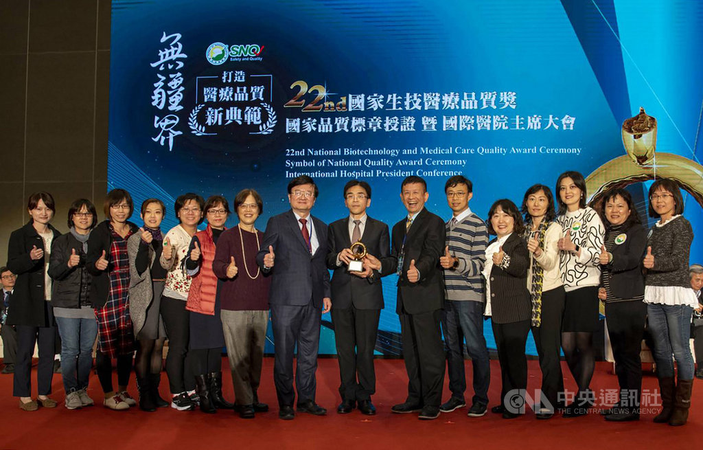 林口長庚醫院耳鼻喉部教授廖俊達6日表示,林口長庚建立的口腔癌治療準則已成為國內外處置指引,今年更以「建立口腔癌全球治療準則」,獲國家生技醫療品質獎(SNQ)醫療院所類金獎肯定。(長庚醫院提供)中央社記者張茗喧傳真 108年12月6日