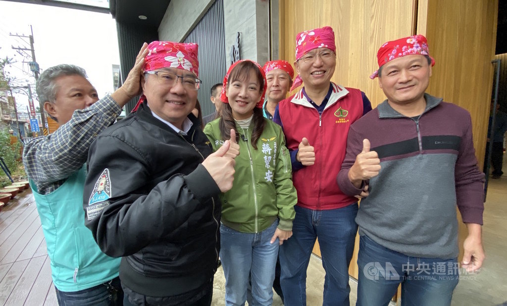 民進黨主席卓榮泰(左2)6日下午陪同民進黨立委參選人蔣絜安(左3)到桃園市龍潭區出席製茶文化導覽座談,同時也體驗客家製茶過程。中央社記者邱俊欽桃園攝 108年12月6日