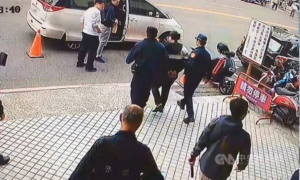 新竹市一名70歲周姓婦人日前接到詐騙集團電話,被「媽媽救我」的老梗騙至銀行準備匯款新台幣190萬元,幸經行員與員警及時攔阻,並於當天逮捕在銀行附近準備取款的江姓男車手。(翻攝畫面)中央社記者魯鋼駿傳真 108年12月6日