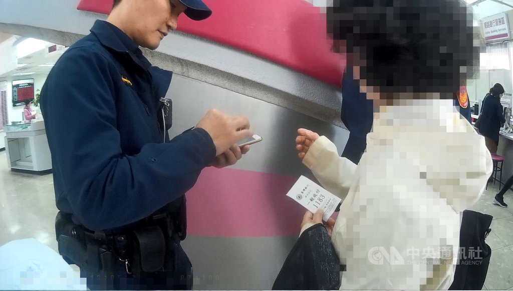 新竹市一名70歲周姓婦人(右)日前接到詐騙集團電話,被「媽媽救我」的老梗騙至銀行準備匯款新台幣190萬元,因婦人神情害怕緊張,引起行員注意並通報警方處理,幸經員警及時攔阻,成功為婦人保住190萬元。(翻攝畫面)中央社記者魯鋼駿傳真 108年12月6日