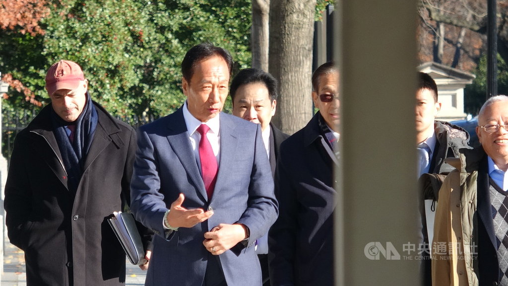 鴻海集團創辦人郭台銘(左2)美東時間5日上午進入白宮與白宮官員會談,但他以機密與敏感為由不願多談。中央社記者江今葉華盛頓攝 108年12月6日