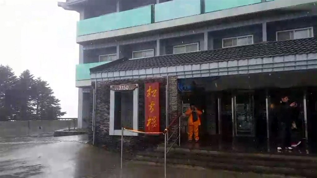 東北季風配合水氣,合歡山6日中午固態降水(雪或冰霰),讓許多久候的「追雪族」非常開心,但路面目前未見明顯積雪。(翻攝畫面)中央社記者蕭博陽南投縣傳真 108年12月6日