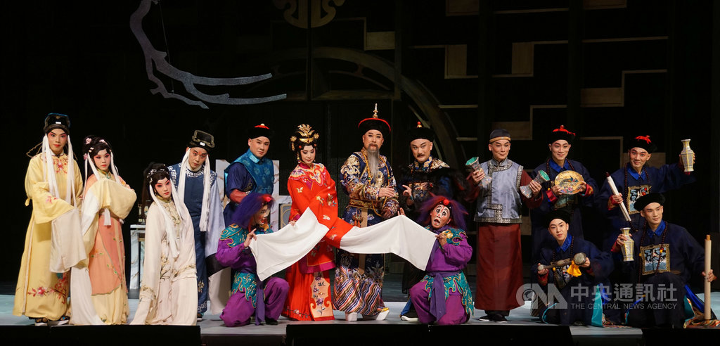 國光劇團年度清宮大戲「夢紅樓~乾隆與和珅」6日起將在台北國家戲劇院首演,全劇以文學經典「紅樓夢」與大清帝國由盛而衰的命運相結合,結合數位互動科技,創作兼顧傳統底蘊與現代美學,展現戲曲的文學力。(國光劇團提供)中央社記者趙靜瑜傳真 108年12月6日