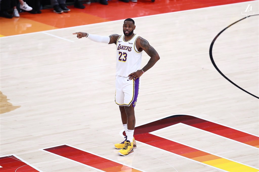美國職籃NBA湖人4日客場挑戰猶他爵士,詹姆斯末節在場邊為隊友的好表現慶祝時未穿鞋子,引發批評。(圖取自twitter.com/Lakers)